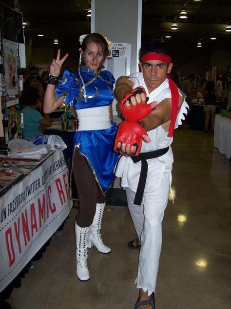 Ryu and Chun-Li in costume as they get ready to fight M. Bison. Chun Li And Ryu Costume, Chun Li Halloween Costume, Ryu Costume, Cosplay Chun Li, Street Fighter Costumes, Ryu And Chun Li, Chun Li Costume, Japanese Warriors, Costume Couples