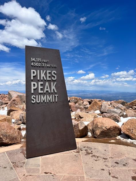 Pikes Peak Colorado Pictures, Colorado 14ers, Colorado Aesthetic, Pikes Peak Colorado, Visit Savannah, Mountain Backdrop, Us Road Trip, Pikes Peak, Colorado Travel