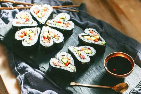 Heart Sushi Platter, Sushi Heart Valentines Day, Valentine’s Day Sushi, Fancy Sushi Aesthetic, Couple Dinner Ideas, Japanese Valentines Day, Sushi Valentines Day, Valentines Sushi, Heart Shaped Sushi