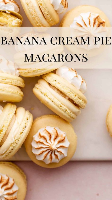 Banana Pudding Macaron, Banana Cream Pie Macaron, Banana Macarons, Fancy Macarons, Macaroons Flavors, French Macaroon Recipes, Macaron Flavors, French Macaroons, Macaroon Recipes