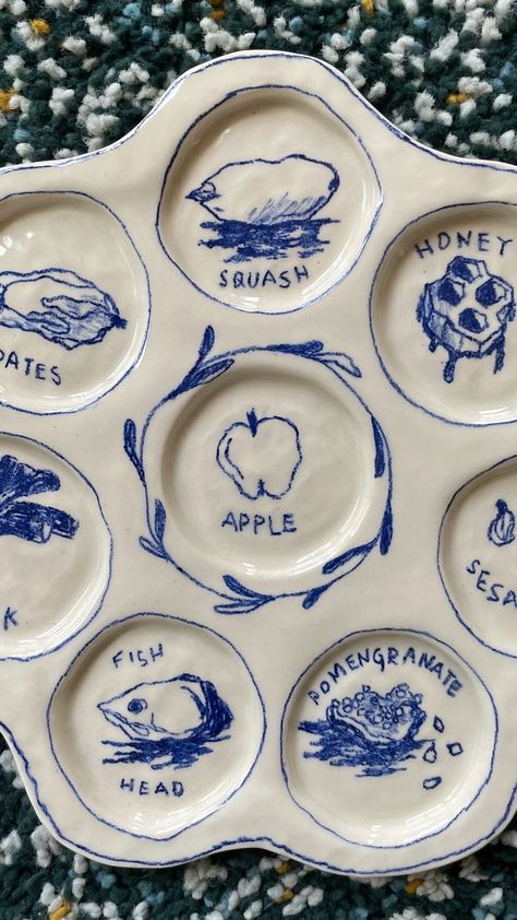 Ceramic Seder Plate, Diy Painted Plate, Funky Plates, Sedar Plate, Funky Pottery, Clay Therapy, Ceramic Plates Art, Handmade Pottery Plates, Ceramics Glaze