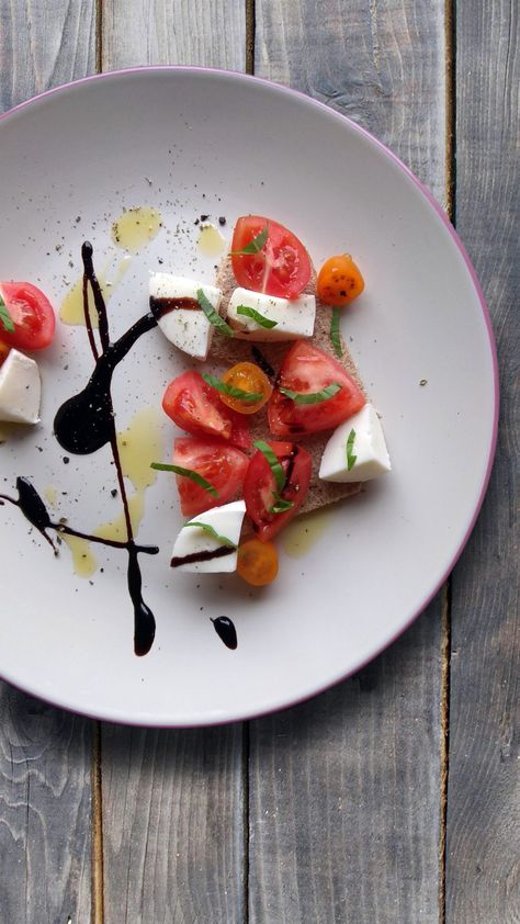 [Homemade] I made caprese salad at home! Caprese Salad Plating, Salad Plating, Vegan Tapas, Artist Table, Salad Presentation, Salad At Home, Ensalada Caprese, Gourmet Food Plating, Ambrosia Salad