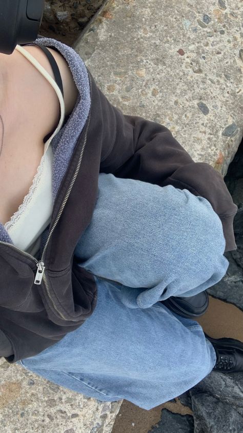 Jeans And Cami Outfit, Baggy Jeans And Zip Up Hoodie Outfit, Oversized Black Zip Up Hoodie Outfit, Brandy Melville Jeans Outfits, Hoodie And Jeans Outfit Aesthetic, Brandy Zip Up Hoodie Outfit, Fitted Hoodie Outfit, Oversized Zip Up Outfit, Brandy Melville Hoodie Outfit