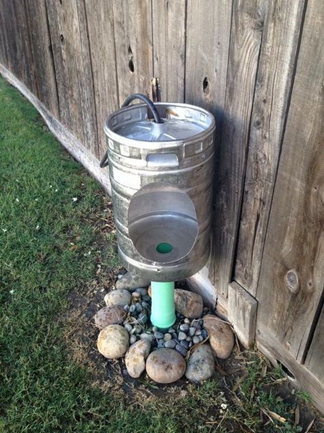 Outdoor keg urinal. Would work fine until someone dueced in it. Outdoor Urinal Ideas, Outdoor Toilet Ideas, Outdoor Urinal, Outdoor Man Cave, Man Cave Shed, Outdoor Toilet, Inexpensive Decor, Beer Keg, Outdoor Bathrooms