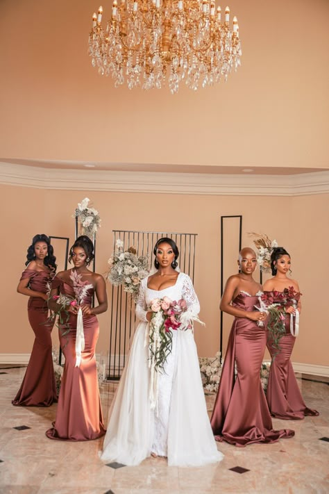 Bride with 4 bridesmaids  brown dress ,white wedding dress black women melanin dresses Bridesmaid Guide, Plus Size Maid, Braids Maid Dresses, Bridesmaid Dresses 2023, Bride And Bridesmaid Pictures, Evening Dress Plus Size, Bridal Campaign, Rose Gold Bridesmaid Dress, Bridesmaid Poses