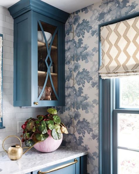 Dina Holland Interiors 📍Boston (@honeyandfitz) • Instagram photos and videos Kitchen Wallpaper Backsplash, Wallpapered Kitchen, Mudroom Door, Wallpaper Backsplash Kitchen, Rainforest Wallpaper, Wallpaper Backsplash, Most Beautiful Photos, Front Door Entryway, Roman Shade