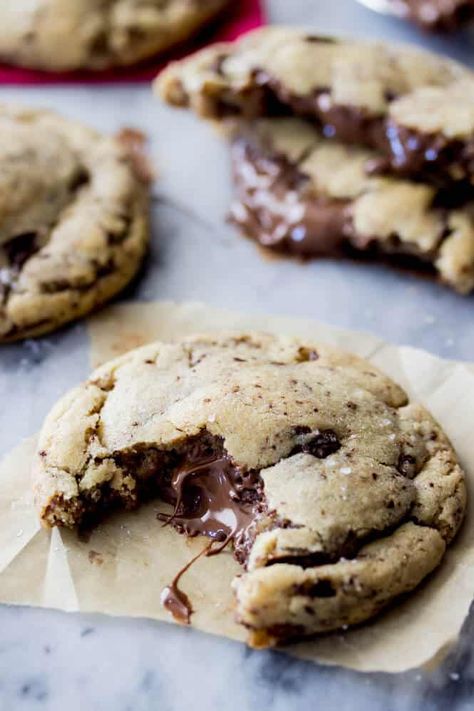 Nutella Stuffed Cookies - made with brown butter and sprinkled with sea salt! || Sugar Spun Run Best Nutella Recipes, Nutella Stuffed Cookies, Nutella Snacks, Nutella Recipes Easy, Amazing Cookie Recipes, Stuffed Cookies, Nutella Desserts, Quick Dessert Recipes, Nutella Cookies