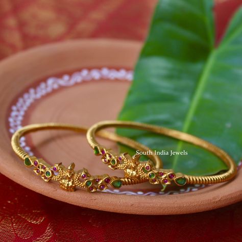 Elegant Peacock Peacock Design Bangles Gold, Peacock Bracelet Gold, Peacock Bracelet, Baby Jewelry Gold, Brahma Kumaris, Beautiful Peacock, Bangles Design, Stone Bangle, South Indian Jewellery