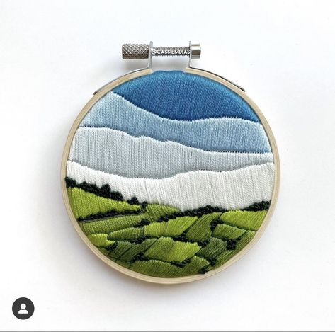 Embroidery Scenery Simple, Embroidery Landscape Easy, Mountains Embroidery, Mountain Embroidery, Embroidery Landscape, Landscape Embroidery, Embroidery Hoop Art Diy, Embroidery Hoop Crafts, Embroidery Hoop Wall Art