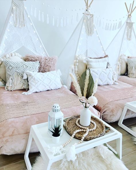 Our Blush Boho slumber party theme is the perfect for a classic girls sleepover. Floral, macramé and neutral touches make this the perfect choice for any tween/teen birthday or special occasion sleepover party. Boho Slumber Party, Boho Sleepover Party, Boho Sleepover, Slumber Party Theme, Sleepover Squad, Boho Teepee, Teepee Sleepover, Birthday Sleepover Ideas, Birthday Sleepover