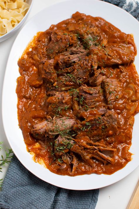 Make this hearty, flavorful, and delicious Crock Pot Italian Pot Roast! It's one of our favorite pot roast Crock Pot recipes. And it's the perfect main dish for Sunday dinner! This yummy dish features tender shredded beef covered in a zesty tomatoey gravy and it's perfect for a crowd. Everyone will love this amazing beef roast recipe Stracotto Crock Pot, Italian Chuck Roast Crock Pot, Crockpot Italian Pot Roast, Top Roast Recipes Crock Pot, Italian Pot Roast Crock Pot, Italian Roast Beef Crock Pot, Round Roast Recipes Crockpot, Dinner Ideas Appetizers, Roast Crock Pot Recipes