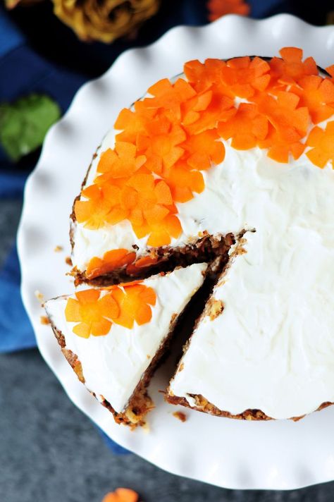 This is hands-down the best carrot cake recipe you will ever make. It's so incredibly moist and delicious that everyone will beg for. Carrot Cake Decorating Ideas, Carrot Cake Decoration, Best Carrot Cake Recipe, Carrot Cake With Pineapple, The Best Carrot Cake, Easter Menu, Christmas Recipes Easy, Best Carrot Cake, Moms Birthday