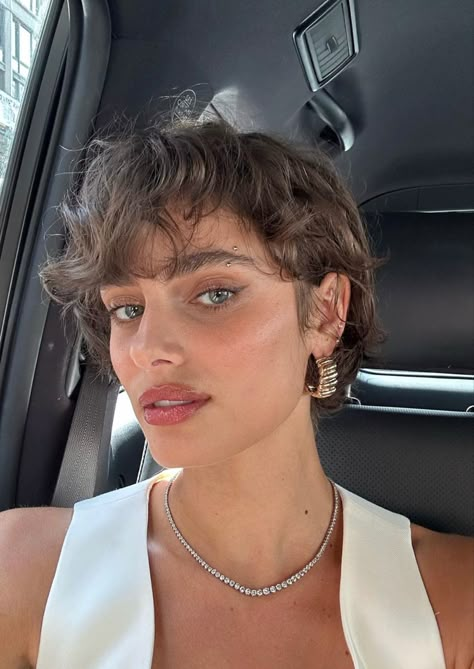 Taylor Hill Hair, Pageboy Haircut, Classic Bob Haircut, Mini Hair Straightener, Ghd Hair, Huge Hair, Textured Curly Hair, Pixie Bob Haircut, Hair To One Side