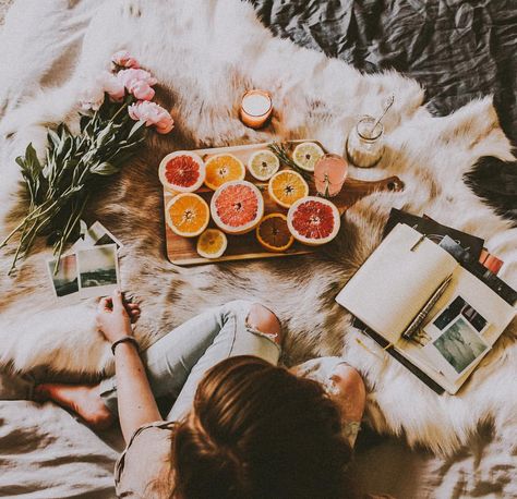 6,372 Likes, 47 Comments - SAM LANDRETH (@samlandreth) on Instagram: “missin this gem 🍊 #uohome #apartmenton35th” Vegan Girl Aesthetic, Annie Tarasova, Strawberry Smoothie Bowl, Strawberry Pretzel Salad, Strawberry Pretzel, Summer Smoothies, Happy Food, Breakfast Bowl, Smoothie Bowls