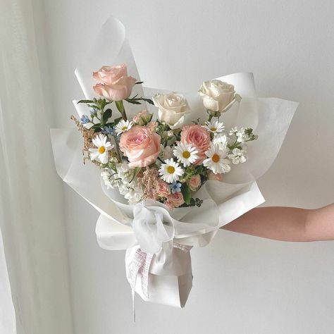 Soft Flower Bouquet, Mini Pink Bouquet, Small Pastel Bouquet, Cheap Bouquet Flowers, Flowers Box Bouquet, Small Pink Bouquet, Ramos Aesthetic, Small Rose Bouquet, Simple Flower Bouquet