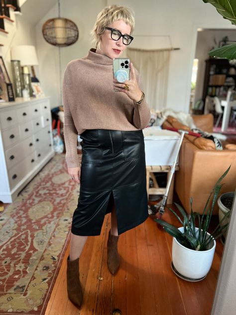 How To Style Midi Leather Skirt, Long Faux Leather Skirt Outfit, Faux Leather Midi Skirt Outfits, A Line Leather Skirt Outfit, Edgy Workwear, Midi Leather Skirt Outfit, Faux Leather Dress Outfit, Leather Skirt Outfit Casual, Midi Skirt Fall Outfit