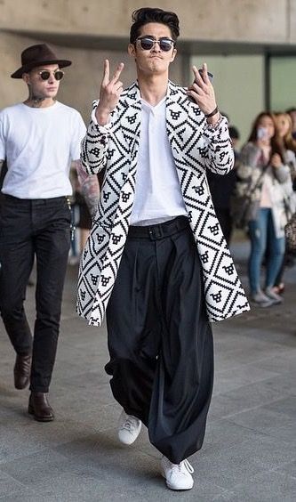 Eccentric Outfits Men, Kimono Street Style, Black Outfit Men, Kimono Outfit, Estilo Hippie, Future Clothes, Monochrome Fashion, Boho Kimono, Fashion Images