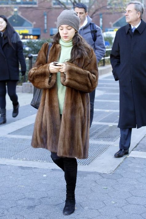 20 Chic Ways To Wear Mink Coat This Season » Celebrity Fashion, Outfit Trends And Beauty Tips Vintage Mink Coats, Mink Coats Outfit, Nyc Street Style Winter, Fur Coat Street Style, Fur Street Style, Mink Coats, Fur Coat Outfit, Mink Jacket, Coat Street Style