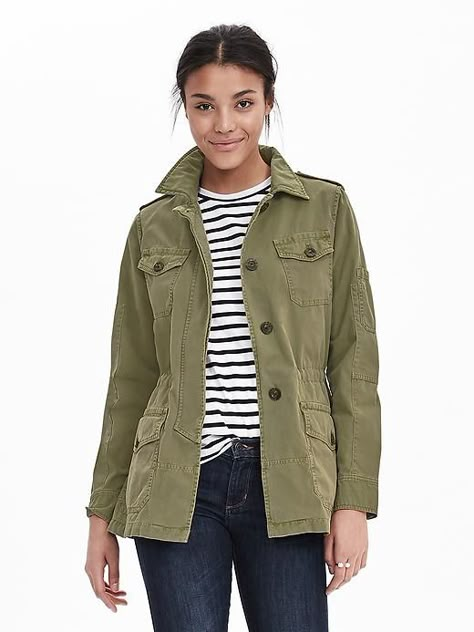 Spring is just around the corner so I've gathered a list of 15 spring wardrobe essentials with shopping links at a variety price points for all budgets. Womens Military Jacket, Khaki Jacket Outfit, Military Jacket Outfits, Utility Jacket Outfit, Green Jacket Outfit, Military Jacket Women, Womens Utility Jacket, Pijamas Women, Spring Wardrobe Essentials