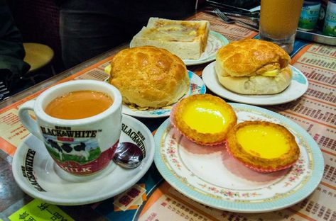 Traditional Hong Kong Breakfast Food at Kam Wah Cafe and Bakery - Hong Kong Food Guide Hong Kong Food Photography, Hong Kong Cuisine, Hong Kong Bakery, Hong Kong Breakfast, Cantonese Breakfast, Hongkong Cafe, Hongkong Food, Hk Restaurant, Hong Kong Street Food