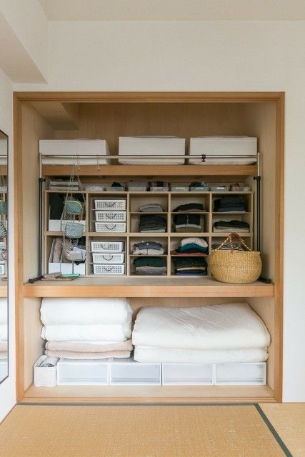 Japanese Closet, Japanese Apartment, Japanese Bedroom, Storage Solutions Closet, Japanese Home Design, Japanese Interiors, Japanese Room, Japanese Home Decor, Color Block Sweatshirt