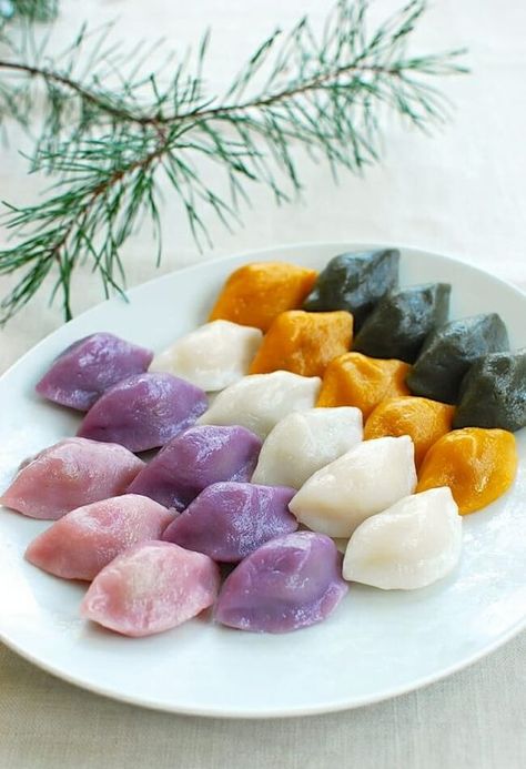 Korean Lunar New Year Food, Songpyeon Recipe, Korean Sweet Food, Chuseok Recipes, Chuseok Food, Rice Cake Calories, Rice Cake Dessert, Sweet Rice Cake, Korean Bapsang