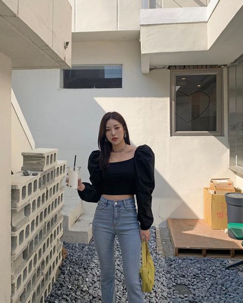 Outfit With Blue Jeans, Chic Black Outfits, Beauty Tutorial, Gig Economy, Korean Outfit Street Styles, Teen Swag Outfits, Fashion Content, Korean Casual Outfits, Style Korea