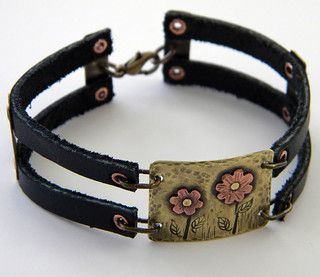 Leather Bracelet Ideas, Leather Jewelry Diy, Diy Armband, Leather Jewellery, Copper Cuff, Leather Art, Leather Cuffs Bracelet, Ceramic Jewelry, Brass Jewelry