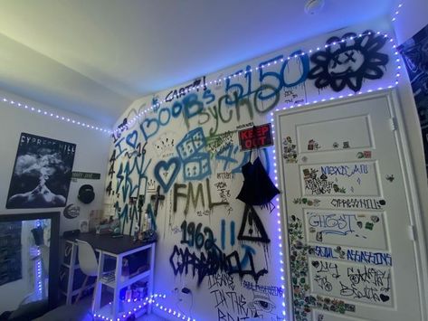 Room With Graffiti, Graffiti Bedroom Wall Aesthetic, Grafitti Room Aesthetic, Graffiti Wall In Room, Grafitti Wall Room, Graffiti Wall In Bedroom, Graffiti Room Ideas Bedrooms Street Art, Swag Room Ideas, Room Graffiti Ideas Wall Art