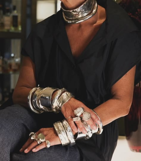 No such thing as over accessorizing. Chunky and stacked jewelry is always in #champagneauntea . . Do you love the stacked jewelry look . . #inspiration #style #fashion #looks Chunky Metal Jewelry, Chunky Silver Jewellery, Stacking Jewelry, Chunky Bracelets, Chunky Jewelry, Dope Jewelry, Funky Jewelry, Stacked Jewelry, Jewelry Lookbook