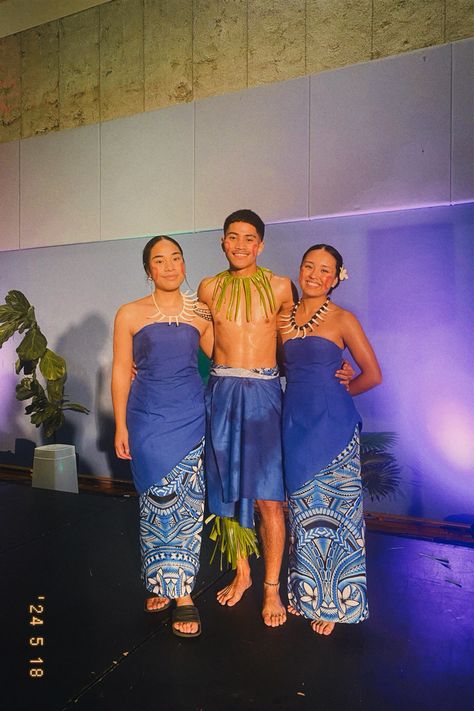 Samoan Dance Costumes, Polynesian Outfits, Polynesian Fashion Traditional, Puletasi Designs, Puletasi Styles Samoa, Christmas Presents For Teens, Polynesian Dresses, Samoan Culture Photography, Nrl Bulldogs