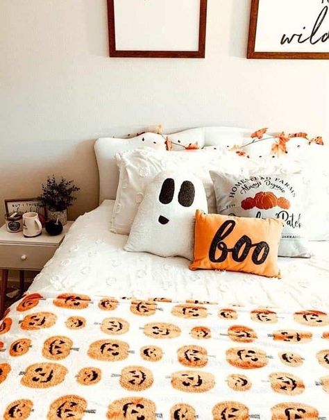 Cheap Diy Halloween Decorations, Halloween Bedding, Fall Room Decor, Fall Bedroom Decor, Fall Room, Halloween Bedroom, Casa Halloween, Halloween Decor Diy, Halloween Room