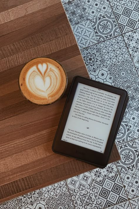 Kindle aesthetic, amazon kindle, books and coffee, latte art, coffee, kindle cover, kindle aesthetic black Reading On Phone Aesthetic, Black Kindle Aesthetic, Kindle Book Aesthetic, Black Reading Aesthetic, Cozy Kindle Aesthetic, Kobo Ereader Aesthetic, Aesthetic Kindle Photos, Book Blogger Aesthetic, Amazon Kindle Aesthetic