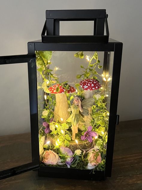 Fairy House Wedding Centerpiece, Enchanted Forest Terrarium, Fairy Garden Lantern Ideas, Forest Fairy Party Ideas, Fairy Light Terrarium, Fairy Garden Wedding Centerpieces, Fairy Garden In Lantern, Fairy Garden Table Decor, Enchanted Forest Centerpiece Ideas