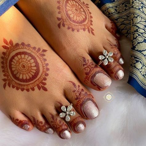 Simple Foot Mehendi Design, Gold Toe Rings Indian, Simple Feet Mehendi, Foot Mehandi Designs Simple, Mehandi Designs For Legs Simple, Mehandi Design For Leg, Mehendi Designs For Legs Simple, Simple Leg Mehendi Design, Feet Mehndi Designs Simple