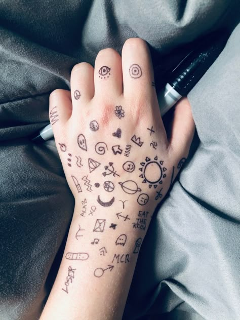 Things To Draw On Your Arm Easy, Arm Doodles Easy, Hand Tattoos Easy, Drawing On Arm Ideas, Hand Doodle Ideas, Tattoo Ideas Doodles, Things To Draw On Your Hand, Things To Draw On Your Arm, Things To Draw On Ur Hand