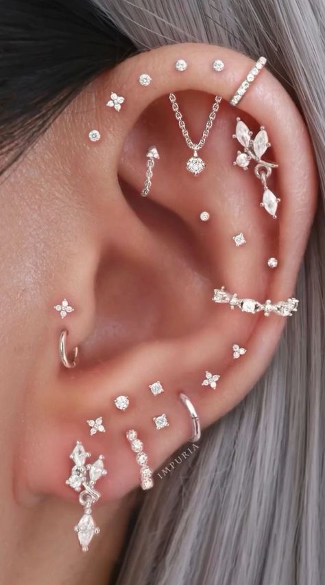 Scorpio Ear Piercing, Dainty Ear Piercing Ideas, Full Ear Piercing Ideas, Pretty Ear Piercings Unique, Piercings Corps, Full Ear Piercings, Triple Ear Piercing, New Ear Piercing, Ear Stacks