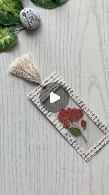 Cute Bookmarks Aesthetic, How To Make Bookmarks Aesthetic, Anime Book Mark Ideas, Book Mark Ideas Creative Aesthetic Cute, Paper Book Mark Ideas, Paper Bookmarks Handmade, How To Make A Bookmark Out Of Paper, Bookmark Handmade Ideas, Book Mark Ideas Easy