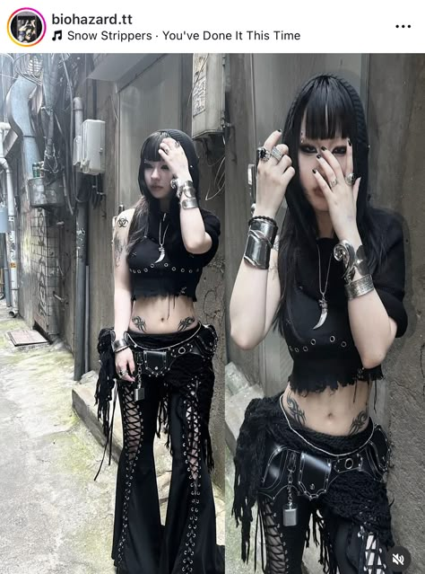 Cool Emo Outfits, How To Layer Clothes, Black Fashion Outfits, Alternative Fashion Punk, Layered Clothing, Outfit Layering, Punk Outfit, Goth Fits, Layered Outfits