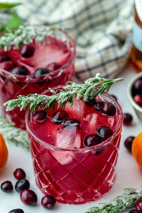 Looking for a fun and festive cocktails for the holidays? This 'Jingle Bell Smash' is my winter take on a whiskey smash that's made with a rosemary simple syrup and cranberry juice (plus your favorite bourbon of course!). Cranberry Bourbon Smash, Christmas Cocktails Videos, Rosemary Cranberry Cocktail, Rosemary Drinks Cocktails, Cranberry Bourbon Cocktail, Whiskey Holiday Cocktail, Holiday Cocktails Christmas Easy, Holiday Bourbon Cocktails, Christmas Whiskey Cocktails