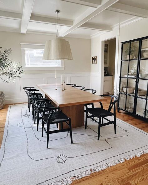 Wishbone Chair Dining Room, Wishbone Chair Black, Wishbone Chair Dining, Wishbone Dining Chairs, Eclectic Cottage Decor, Pottery Barn Dining Room, Black Wishbone Chair, House Dining Room, Minimalist Dining Room