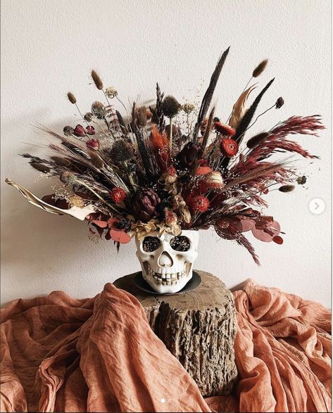 Spooky Dried Flowers, Halloween Dried Flower Arrangements, Halloween Dried Flowers, Witchy Floral Arrangements, Skull Floral Arrangement, Fall Esthetic, Halloween Arrangements, Creative Shelving Ideas, Halloween Flower Arrangements