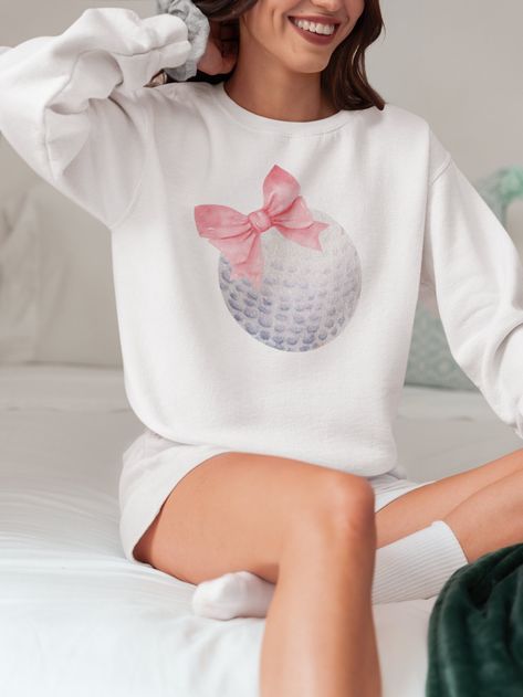 Golf Girlfriend, Bow Sweatshirt, Trendy Games, Golf Mom, Preppy Sweatshirts, Fan Fashion, Golf Player, Gameday Outfit, Sporty Outfits