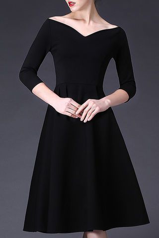 Causal Black Dress Outfits Simple, Green Evening Dress, Look Office, Black Dress With Sleeves, Dress With Sleeves, Black Women Fashion, Classy Dress, Bags Shoes, Pleated Dress