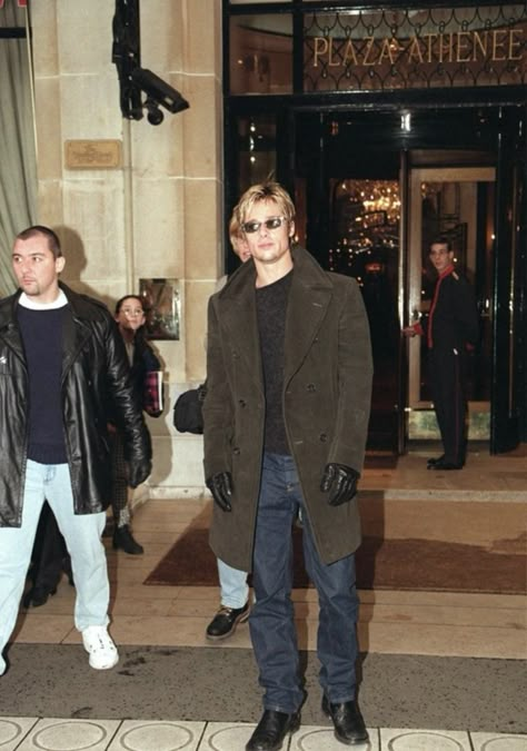 Heath Ledger Style, Wall Street Outfit, 90s Minimalism Fashion Men, 90s Celebrities Men, Brad Pitt Street Style, Brad Pitt 90s Style, Brad Pitt Fashion, Brad Pitt 90s, Hollywood Outfit