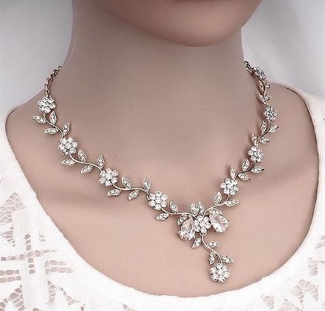 Kalung Aesthetic, Emo Jewelry, Pretty Jewelry Necklaces, Diamond Necklace Designs, Fairy Jewelry, Neck Jewellery, Fancy Jewellery, Gold Diamond Jewelry, Couture Jewelry