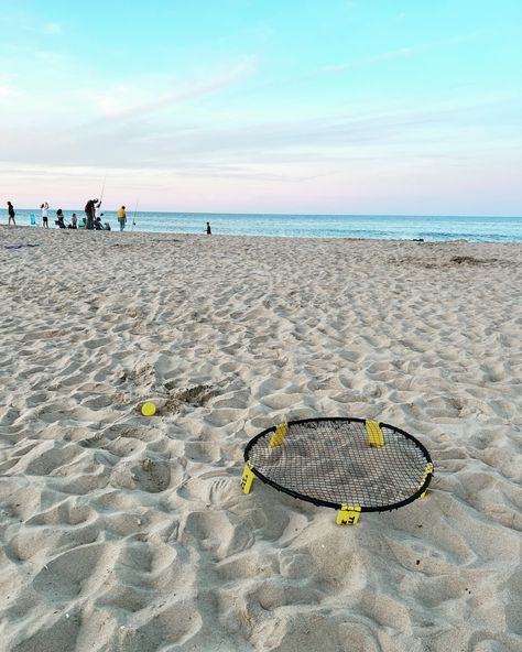 Spike Ball Aesthetic, Beach Games Aesthetic, Spikeball Aesthetic, Myrtle Beach Spring Break, Beach Hangout, Spike Ball, Teen Aesthetic, Teen Party Games, Ball Aesthetic