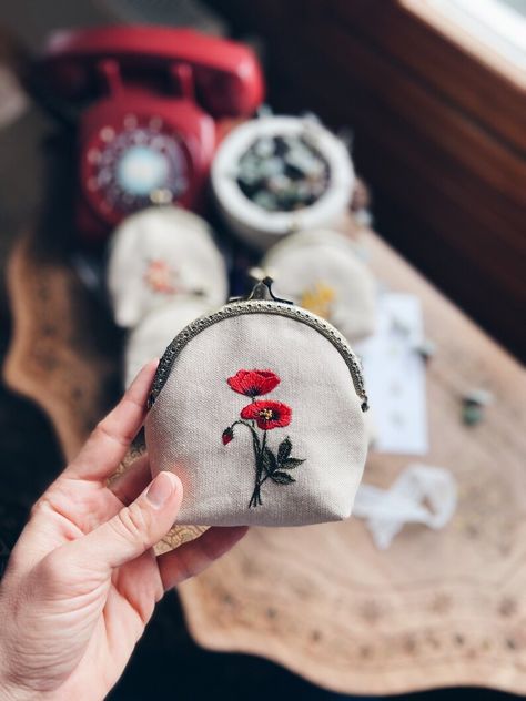 Wallet Embroidery Poppy - Etsy Turkey Embroidery Poppy, Wallet Embroidery, Embroidery Wallet, Embroidered Wallet, Flowers Poppy, Flower Wallet, Handmade Wallets, Hand Embroidery Art, Embroidered Bag