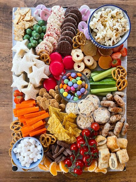 Kids Christmas Party Platter Christmas Themed Kids Food, Easy Food Platters, New Years For Kids Food, Kids Appetizers Christmas, Christmas Snack Platter Ideas, Round Foods Party, Kids Xmas Party Food Ideas, Christmas Toddler Party Ideas, Appetizer For Kids Party