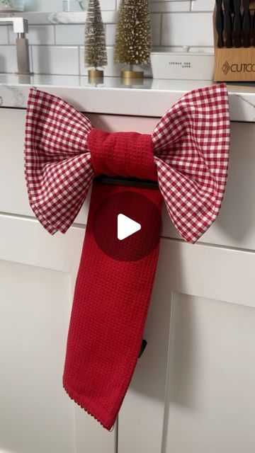 Christmas Kitchen Towels Hanging, Towel Bow Kitchen, Kitchen Towel Bow Fold, Making Curtain Tie Backs, Bow On Kitchen Cabinets, Dish Towel Bow, Diy Hand Towel Holder, Stove Towels, Dish Towels Diy